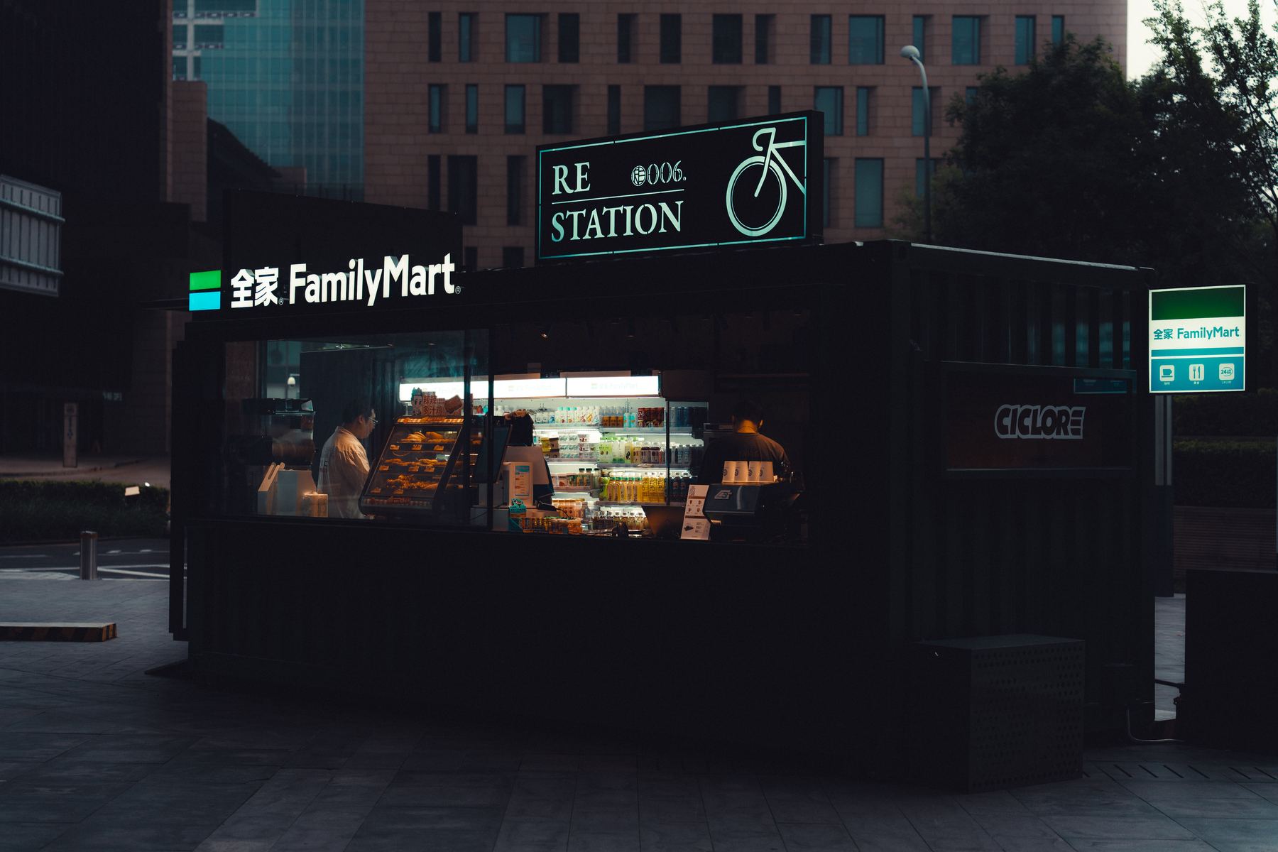 Photograph A7V01498 by Max Du